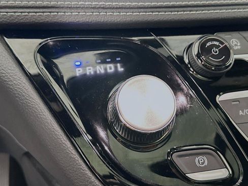 Used 2025 Chrysler Pacifica Limited FWD image 15