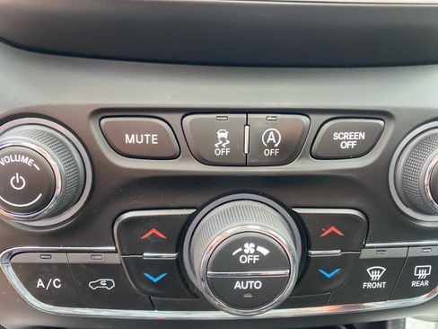 Used 2021 Jeep Cherokee Limited AWD/4WD image 14