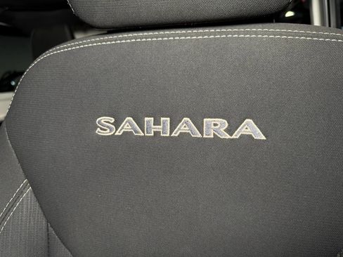 Used 2018 Jeep Wrangler Unlimited Sahara w/ Connectivity Group AWD/4WD image 20