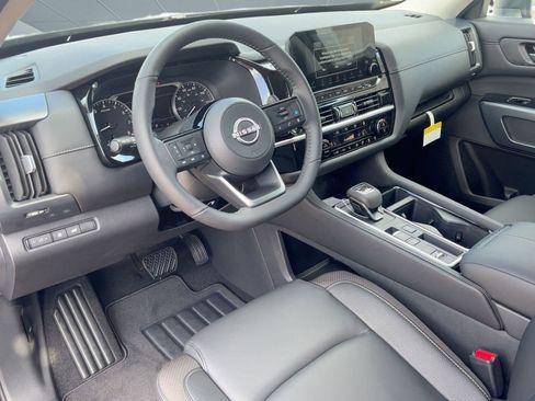New 2025 Nissan Pathfinder SL image 4