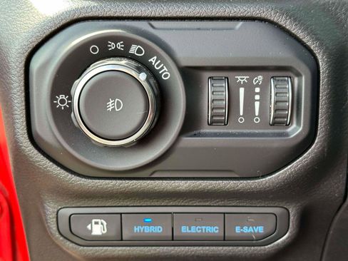 Used 2022 Jeep Wrangler Unlimited Sahara w/ Cold Weather Group image 18