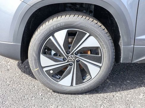 New 2025 Volkswagen Taos SE image 20