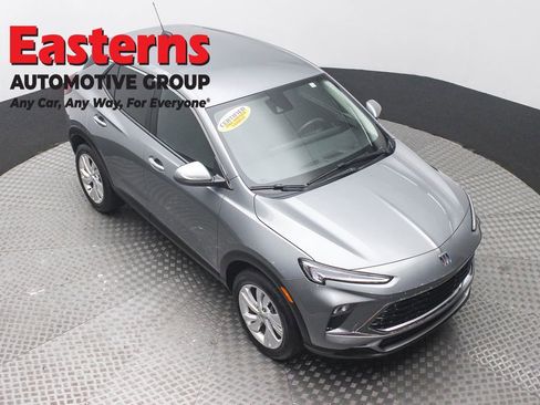 Used 2025 Buick Encore GX Preferred AWD/4WD image 3
