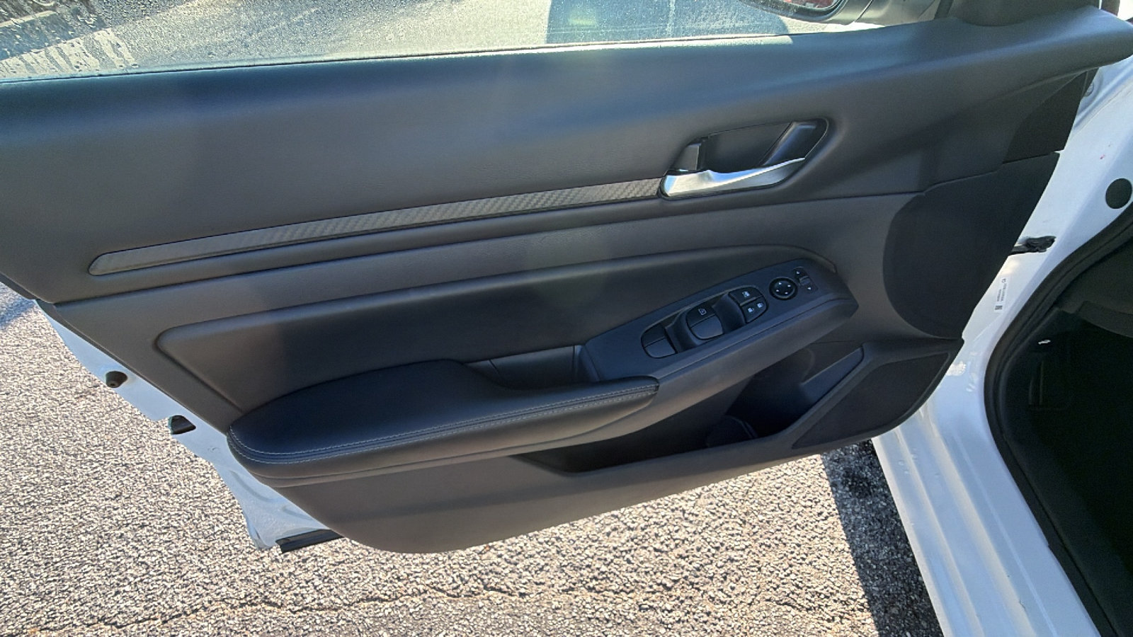 Used 2025 Nissan Altima 2.5 SV FWD image 14