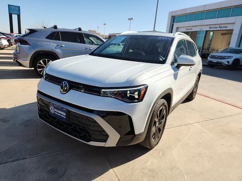 Certified 2025 Volkswagen Taos SE image 3