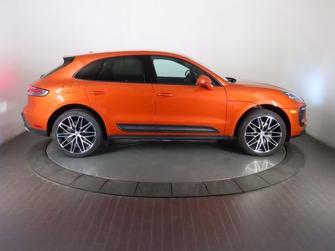 Certified 2025 Porsche Macan AWD/4WD image 8
