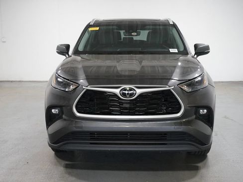 Used 2023 Toyota Highlander XLE FWD image 2
