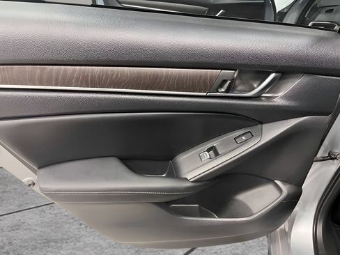 Used 2018 Honda Accord Touring image 12
