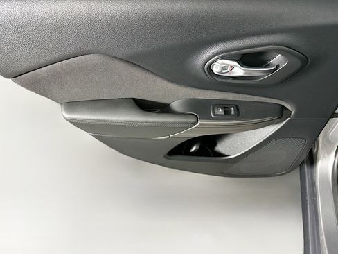 Used 2017 Jeep Cherokee Latitude w/ Comfort/Convenience Group image 26