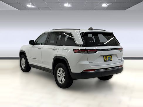 Used 2023 Jeep Grand Cherokee Laredo w/ Luxury Tech Group I AWD/4WD image 2