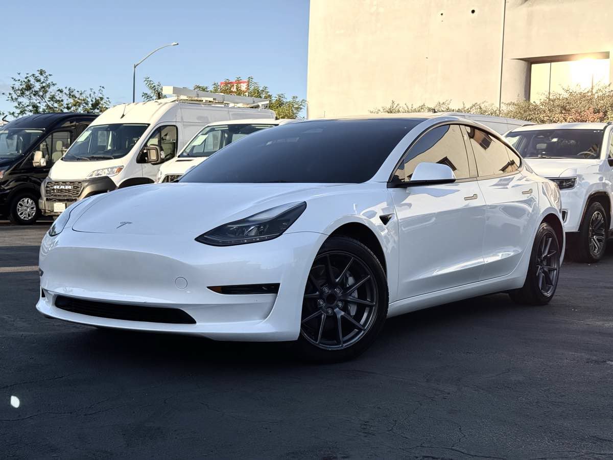 Used 2023 Tesla Model 3 Standard Range RWD image 2
