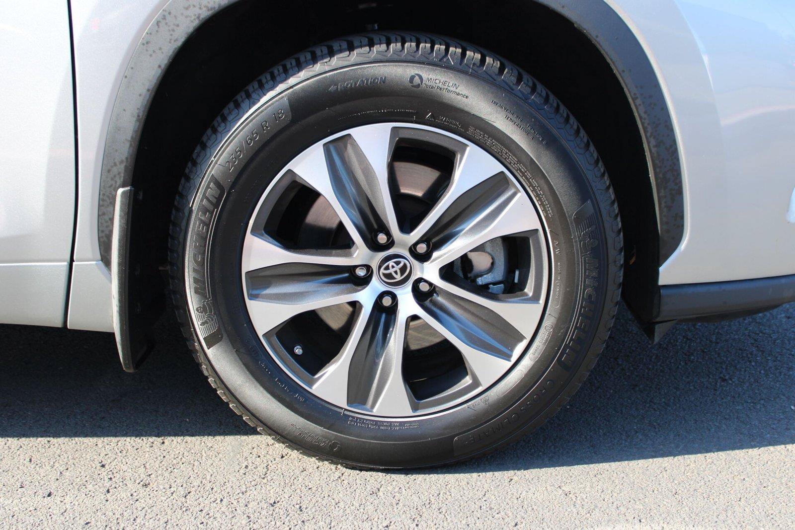 Used 2022 Toyota Highlander XLE AWD/4WD image 12