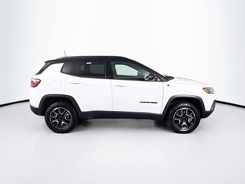 Used 2025 Jeep Compass Trailhawk AWD/4WD image 8