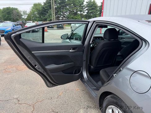 Used 2019 Hyundai Elantra SE w/ Cargo Package FWD image 12