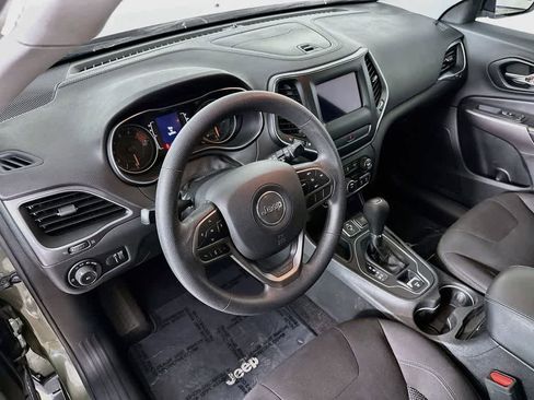 Used 2019 Jeep Cherokee Latitude w/ Popular Appearance Group FWD image 2