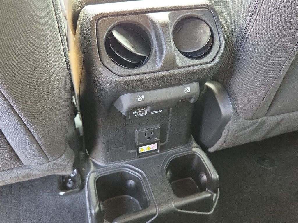 Used 2023 Jeep Wrangler Unlimited Sahara AWD/4WD image 15