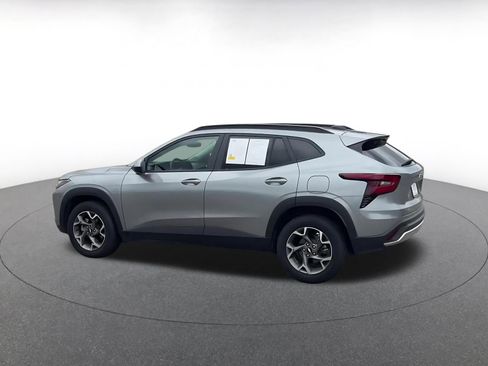 Used 2025 Chevrolet Trax LT w/ LT Convenience Package FWD image 8