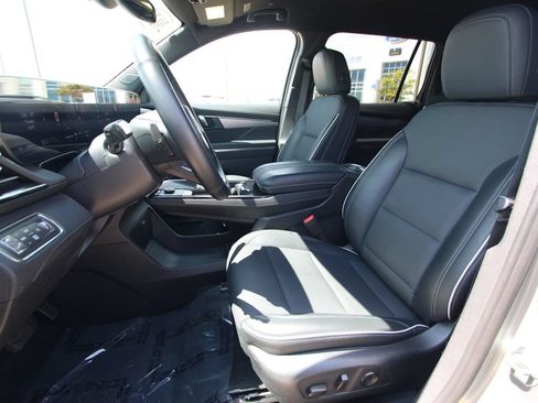Used 2025 Buick Enclave Preferred AWD/4WD image 6