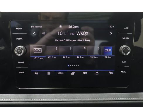 Used 2025 Volkswagen Taos SE image 9