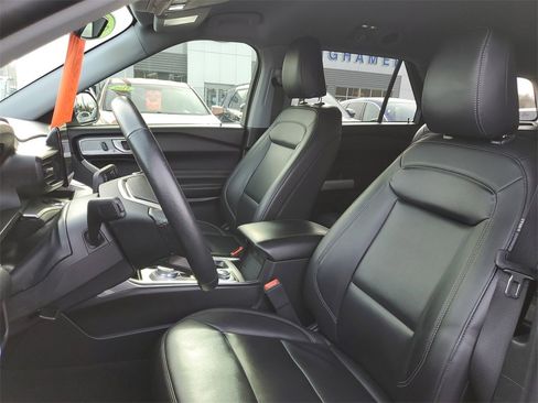 Used 2023 Ford Explorer XLT w/ Equipment Group 202A image 8
