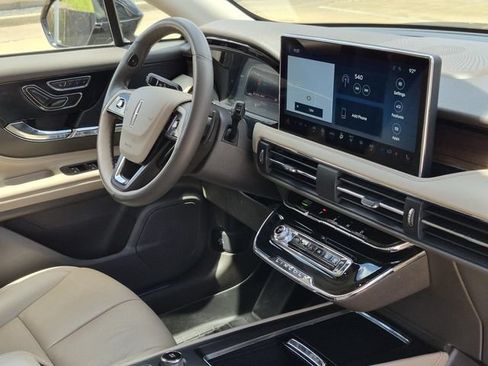 Used 2023 Lincoln Corsair Reserve AWD/4WD image 11