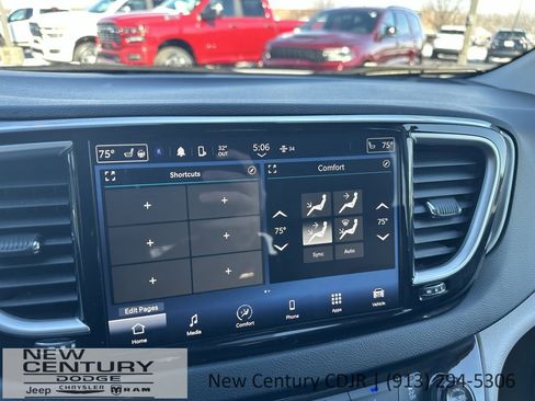 Used 2024 Chrysler Pacifica Touring-L image 22