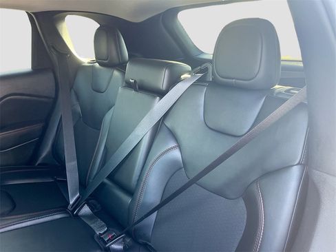 Used 2022 Jeep Cherokee Trailhawk image 23