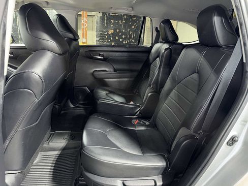 Used 2022 Toyota Highlander XLE AWD/4WD image 17