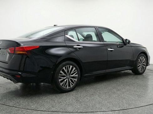 Used 2025 Nissan Altima 2.5 SV image 9