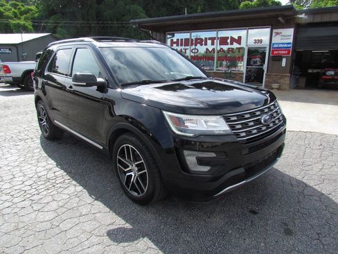 Used 2017 Ford Explorer XLT w/ Equipment Group 202A FWD image 6