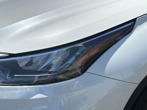 Used 2020 Toyota Highlander LE AWD/4WD image 7