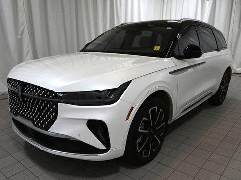 Used 2025 Lincoln Nautilus Reserve AWD/4WD image 17