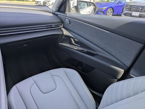 Certified 2025 Hyundai Elantra Limited FWD image 16