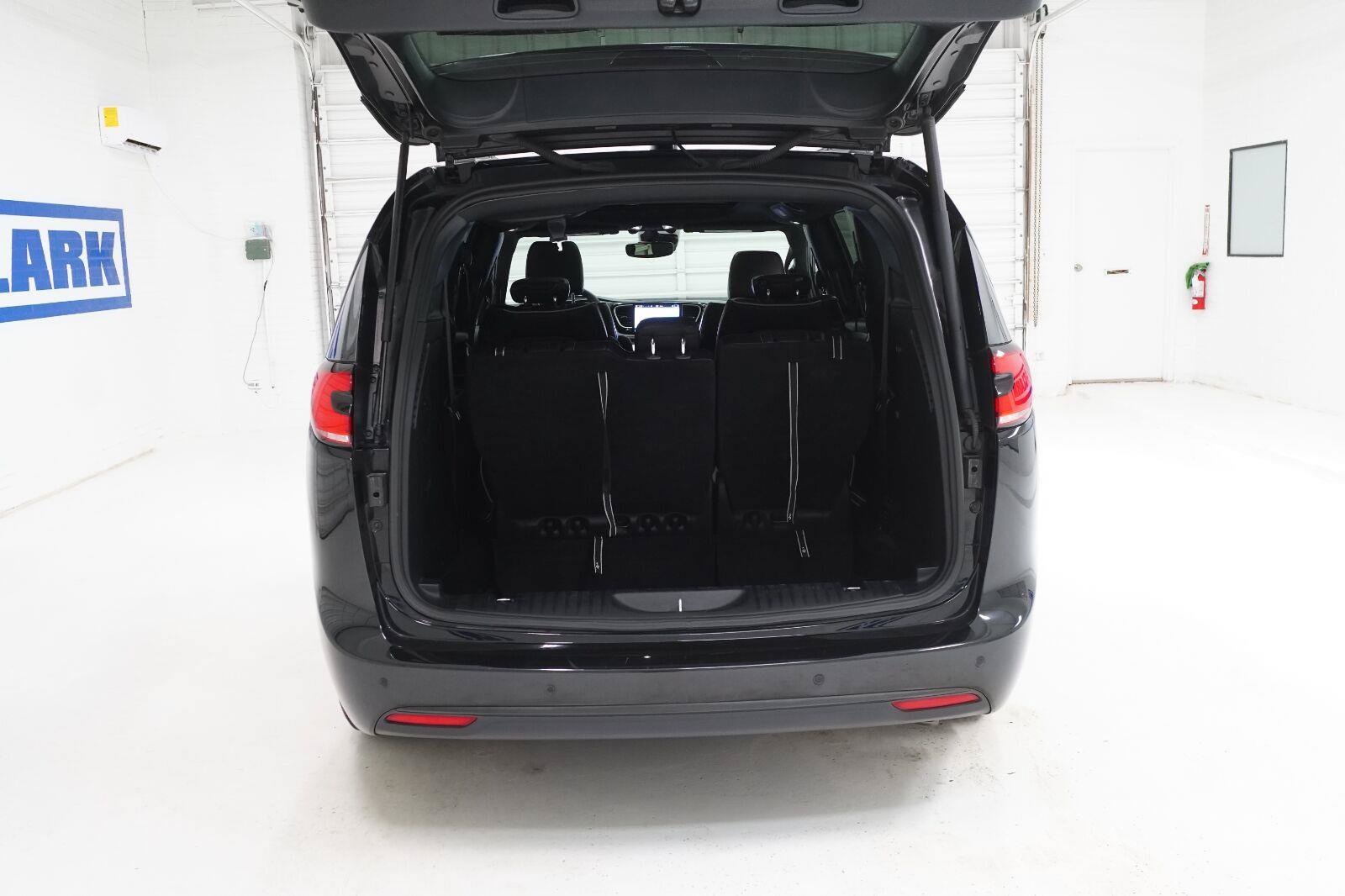 Used 2025 Chrysler Pacifica Limited FWD image 25