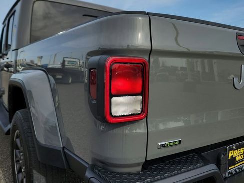 Used 2021 Jeep Gladiator Overland w/ Uconnect 4C Nav & Sound Group image 30