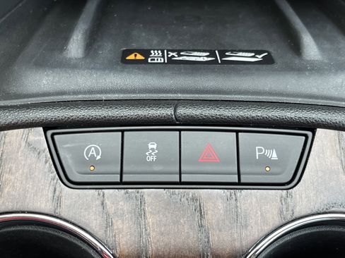 Used 2021 GMC Acadia Denali w/ Denali Technology Package FWD image 9