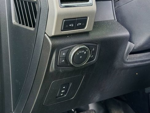 Used 2017 Ford F150 Platinum w/ Equipment Group 701A Luxury AWD/4WD image 12