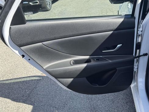 Used 2022 Hyundai Elantra Blue image 10