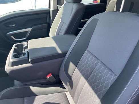 Used 2022 Nissan Titan SV RWD image 3
