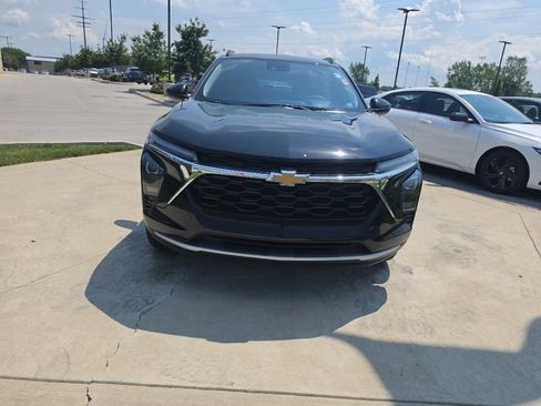 Used 2025 Chevrolet Trax LT FWD image 2