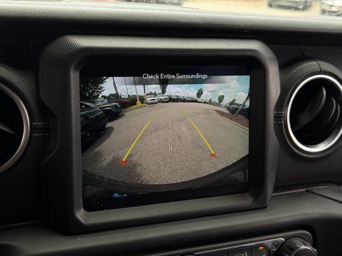 Used 2023 Jeep Wrangler Unlimited Sahara w/ Cold Weather Group AWD/4WD image 24