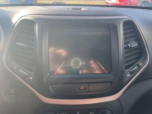 Used 2016 Jeep Cherokee Limited image 10