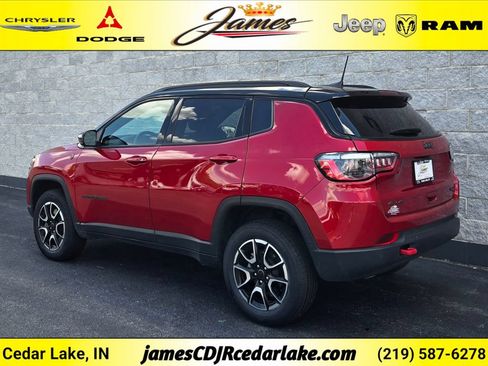 Used 2025 Jeep Compass Trailhawk AWD/4WD image 3