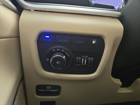 Used 2023 Jeep Grand Cherokee 4WD 4xe image 31