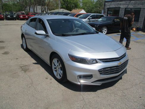Used 2018 Chevrolet Malibu LT w/ Driver Confidence Package FWD image 1