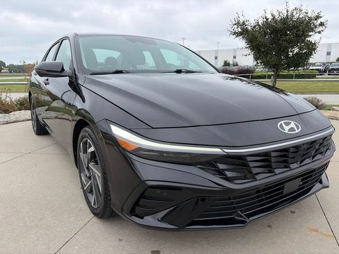 Used 2024 Hyundai Elantra Limited FWD image 2
