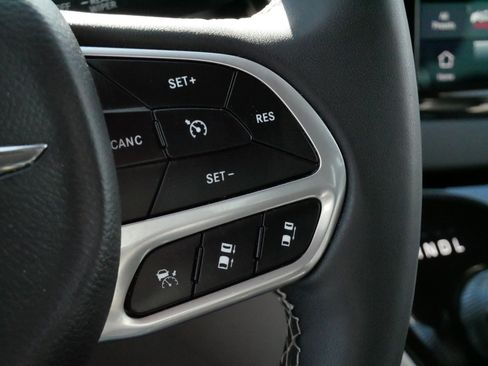 Used 2023 Chrysler Pacifica Touring-L image 25