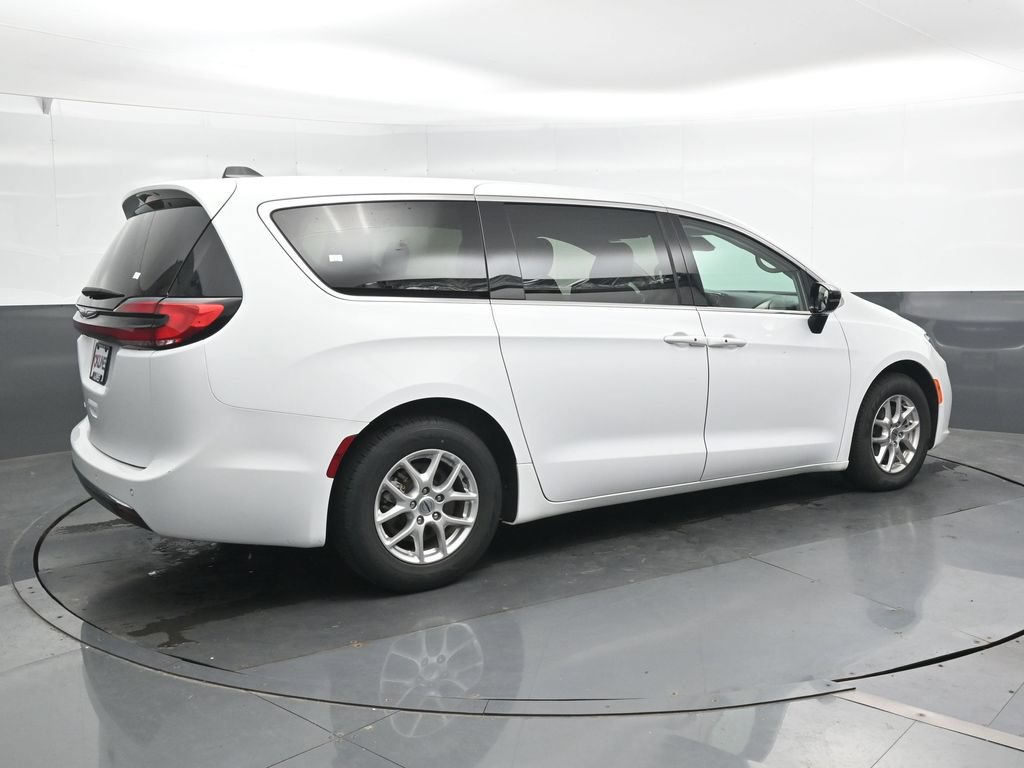 Used 2024 Chrysler Pacifica Touring-L FWD image 3