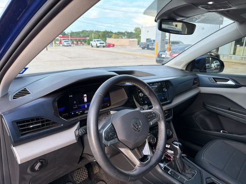 Used 2023 Volkswagen Taos SE w/ Panoramic Sunroof Package FWD image 9