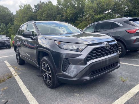 Used 2019 Toyota RAV4 LE FWD image 2
